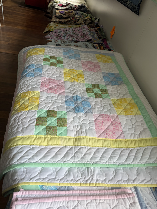 Amish hand quilted lap quilt or baby quilt - Simple Life Amish Store