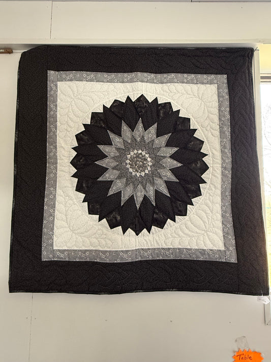 Amish hand quilted wall hanging or lap quilt - Simple Life Amish Store
