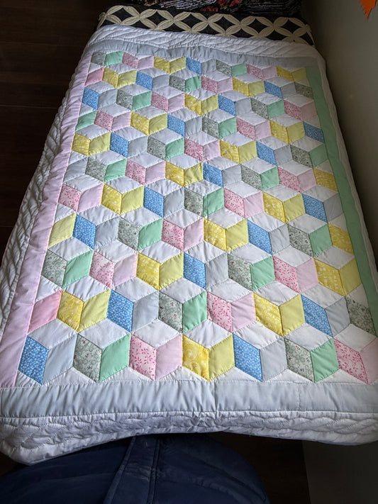 Amish hand quilted lap quilt or baby quilt - Simple Life Amish Store