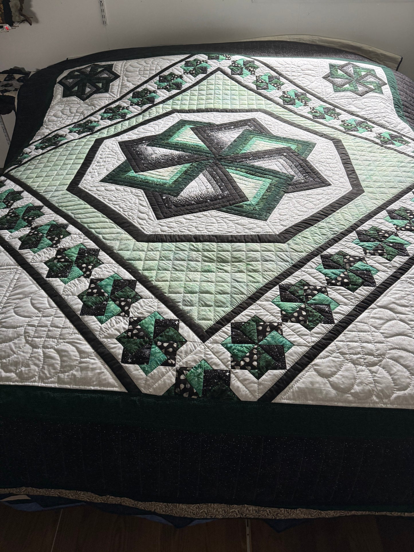 Amish Quilt (Star Spin green) - Simple Life Amish Store