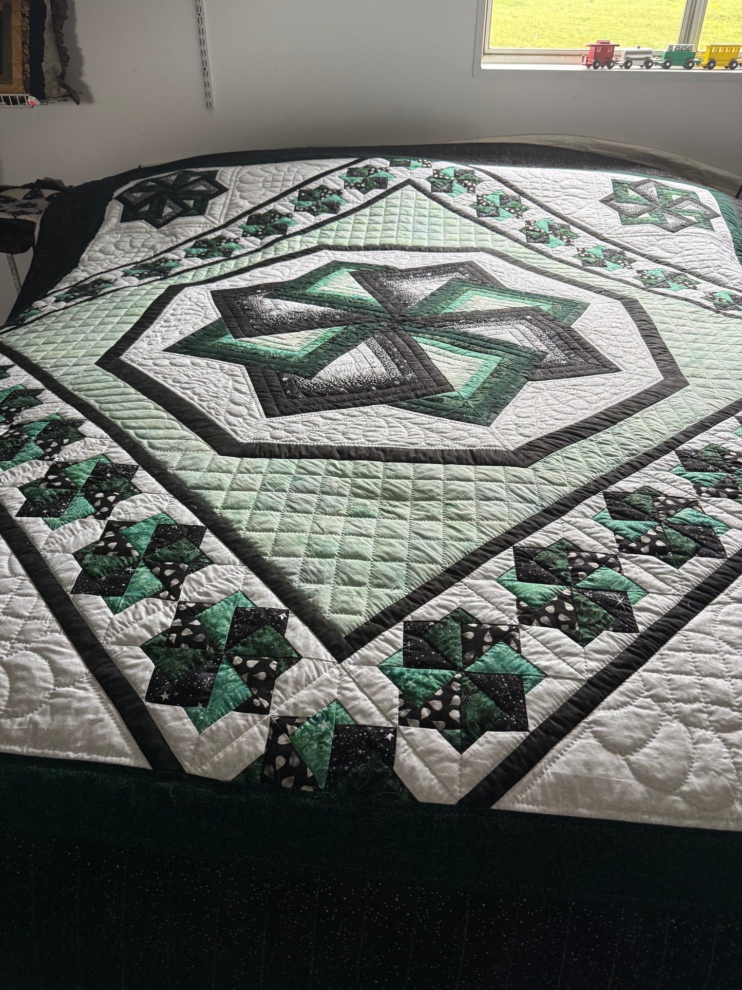 Amish Quilt (Star Spin green) - Simple Life Amish Store