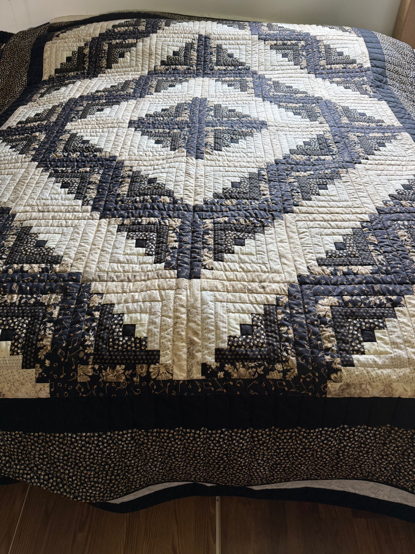 Amish Quilt (Log Cabin in blacks and Beige)