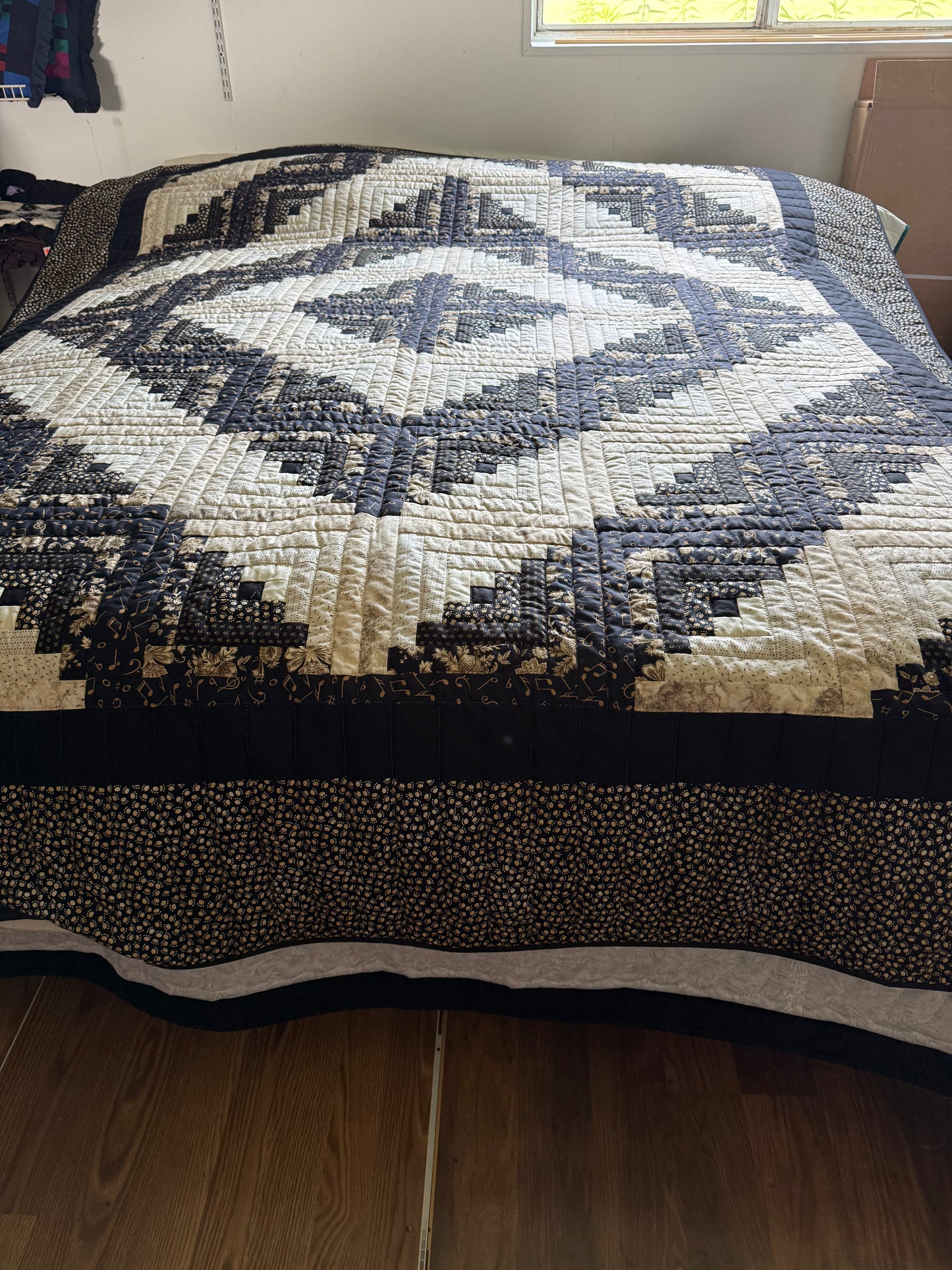 Amish Quilt (Log Cabin in blacks and Beige)