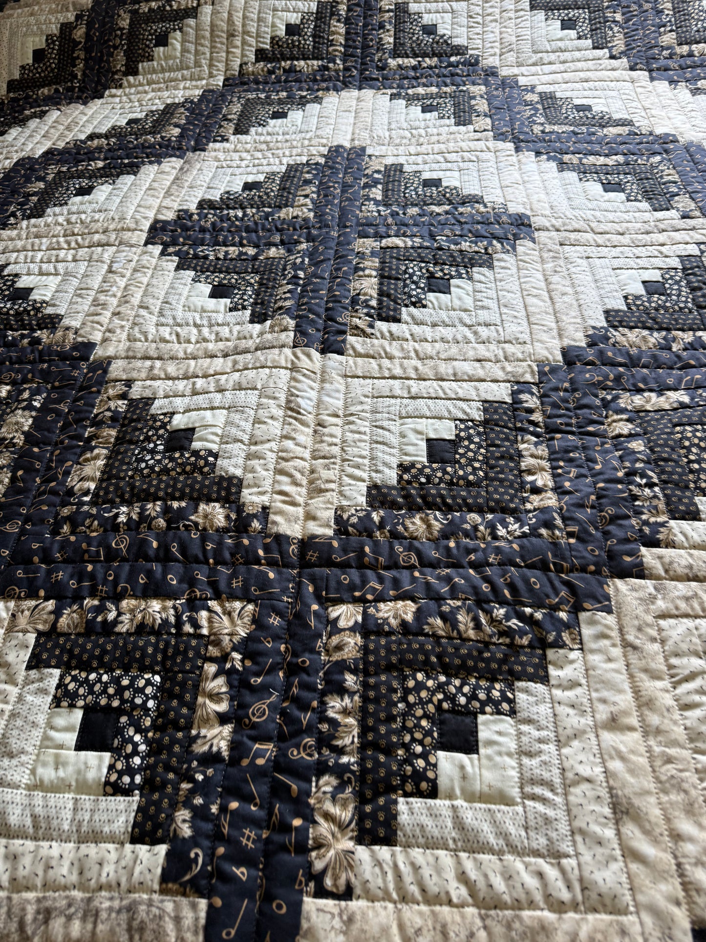 Amish Quilt (Log Cabin in blacks and Beige)