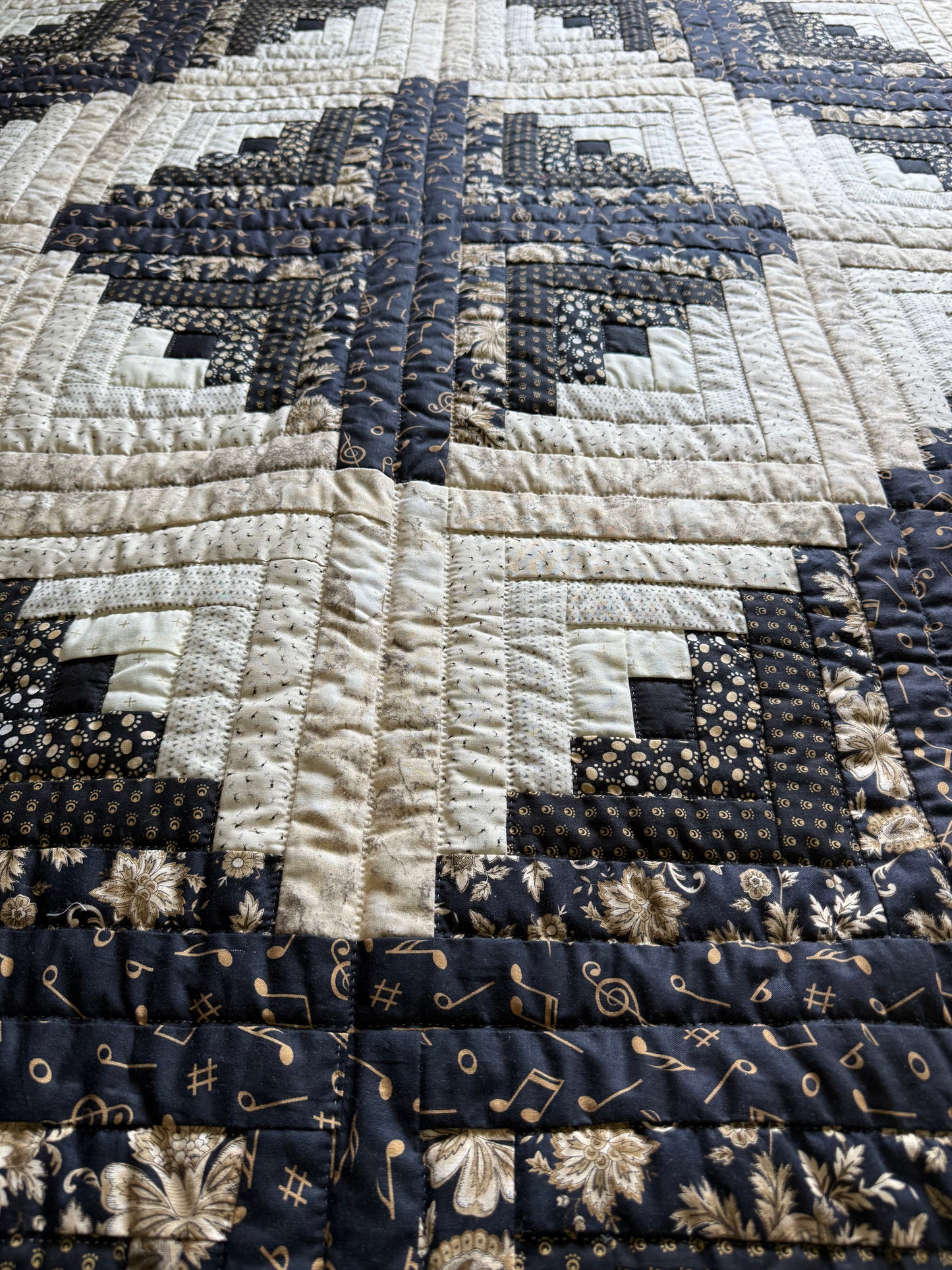 Amish Quilt (Log Cabin in blacks and Beige)