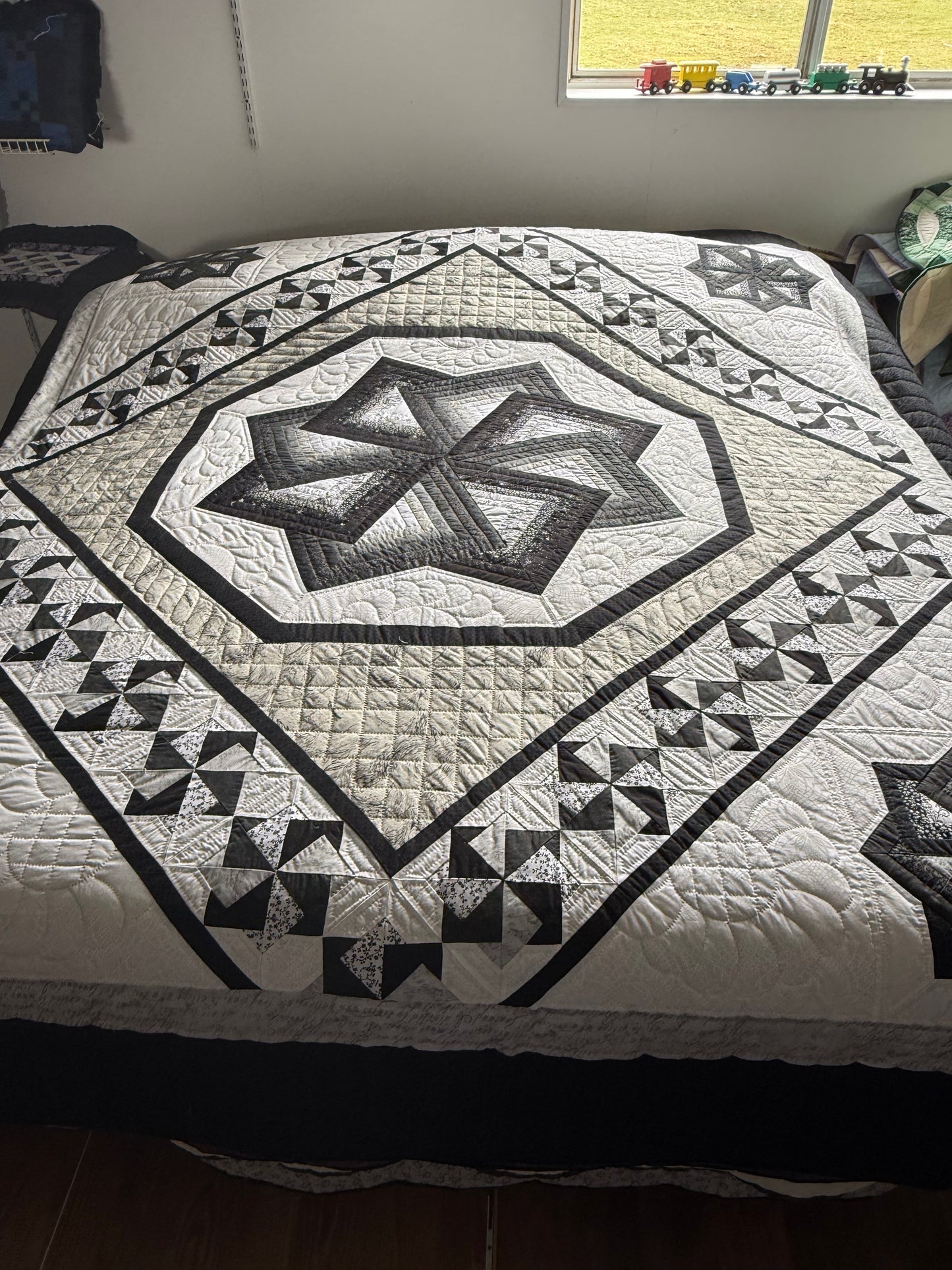 Amish Quilt (Spinning Star) (Greys) - Simple Life Amish Store