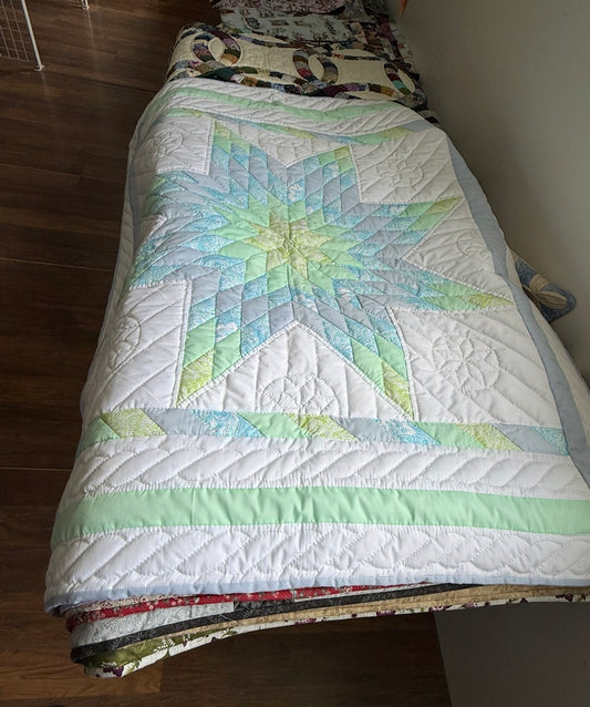Amish hand quilted  lap quilt or baby quilt - Simple Life Amish Store