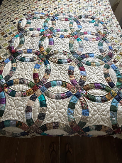 Wedding ring lap quilt