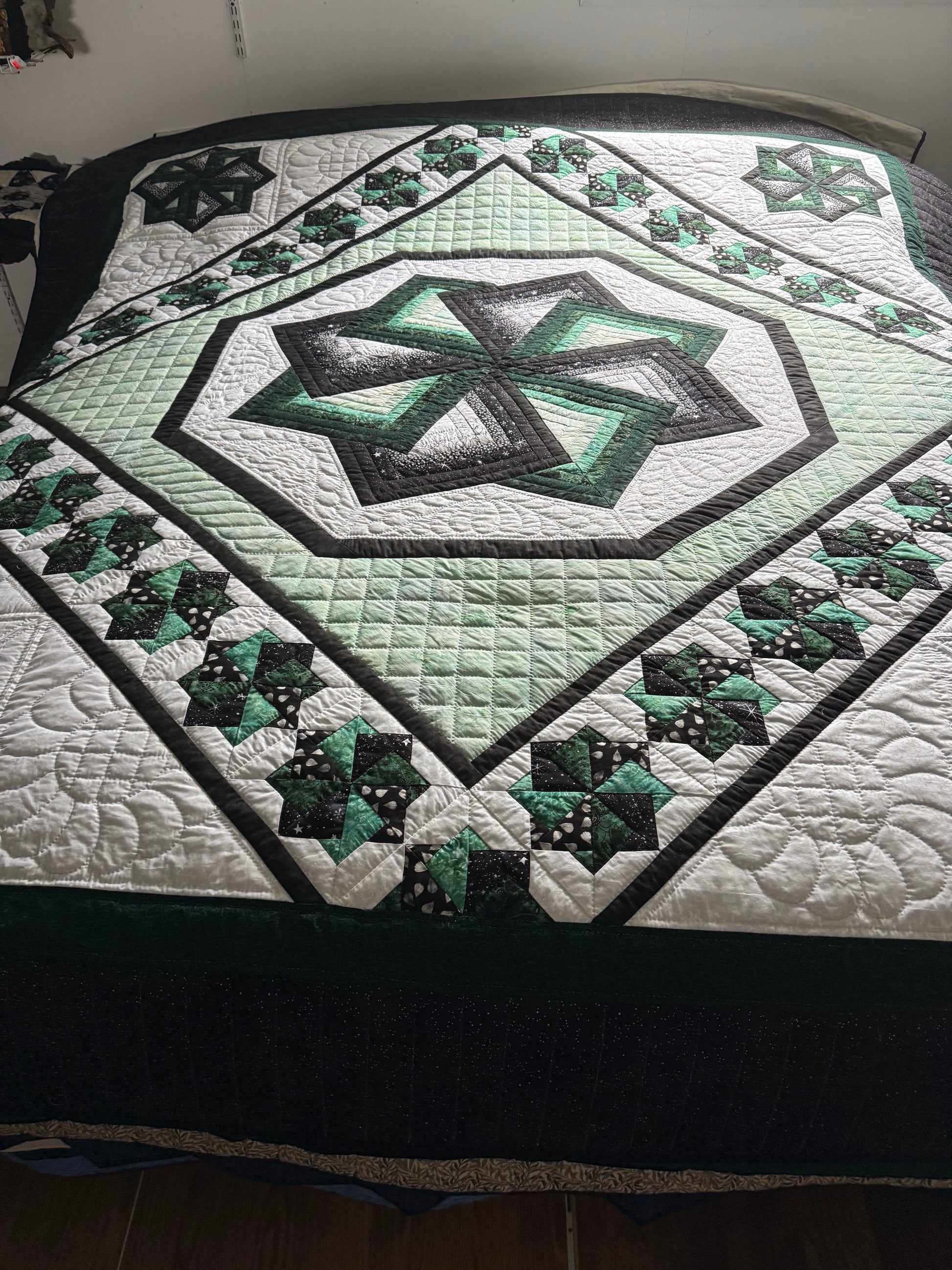Amish Quilt (Star Spin green) - Simple Life Amish Store