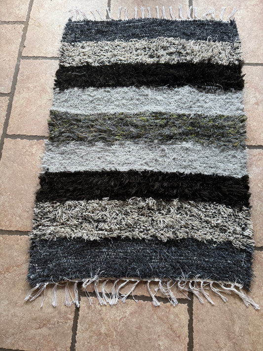 Amish Made Woven Rugs ((Black, grey, white) (26” x 44”)